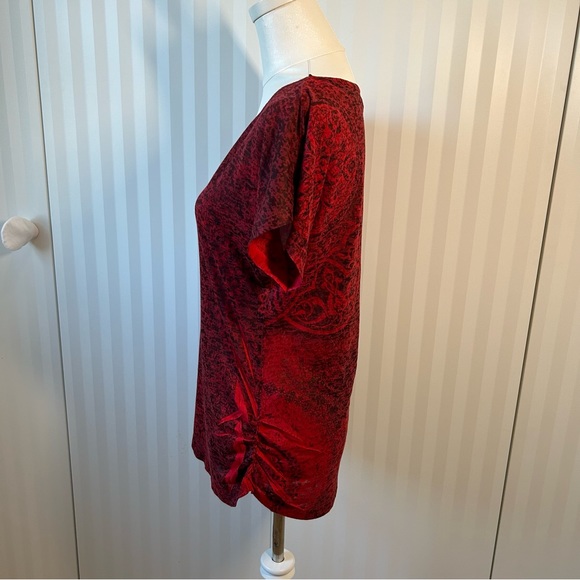 Maurices red black rhinestones one sleeve pattern tee Size L - Picture 6 of 10